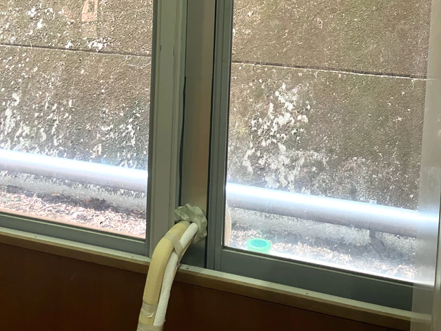 取り付けた窓パネルの穴に配線