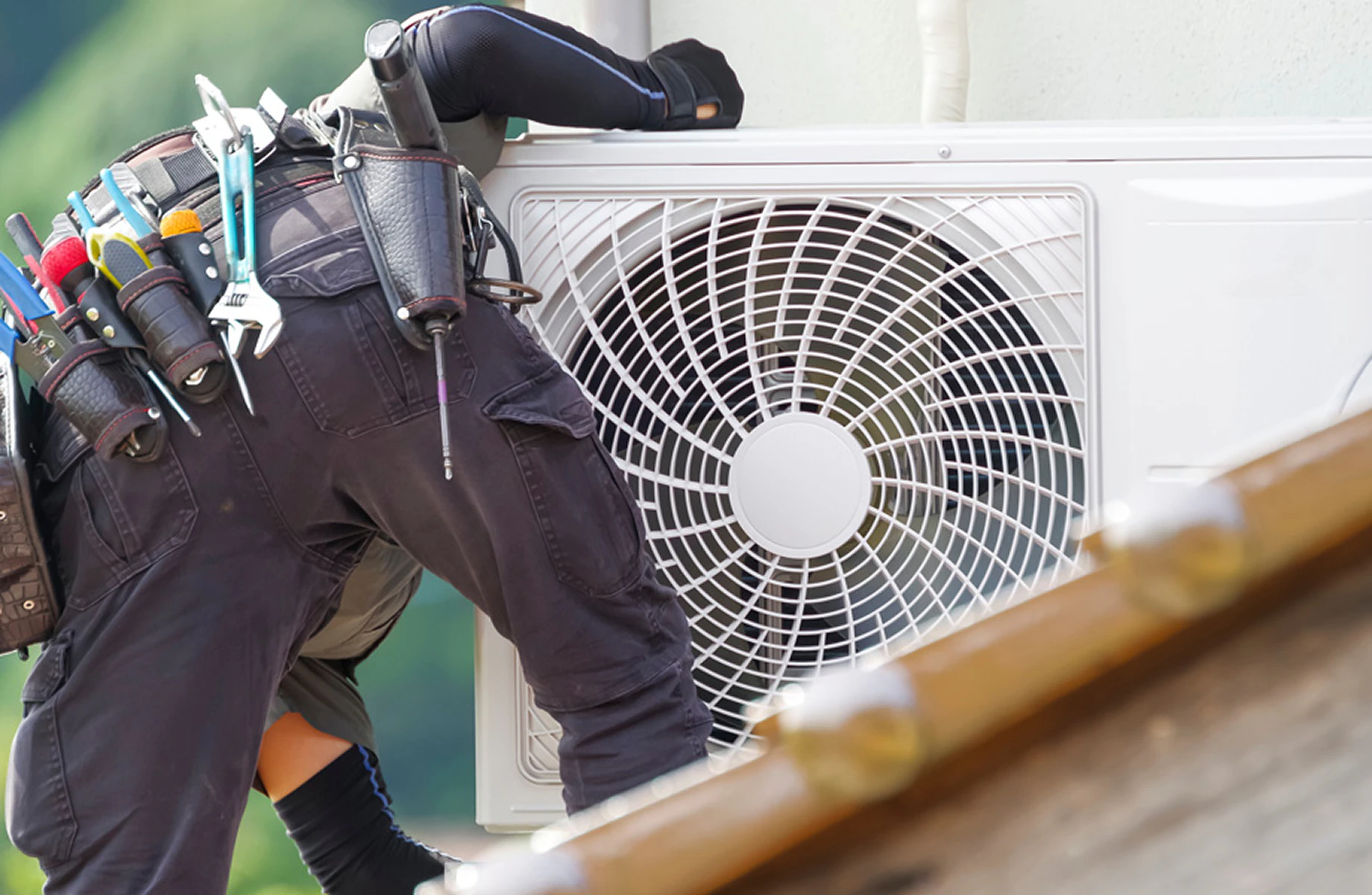 エアコン室外機を設置している様子