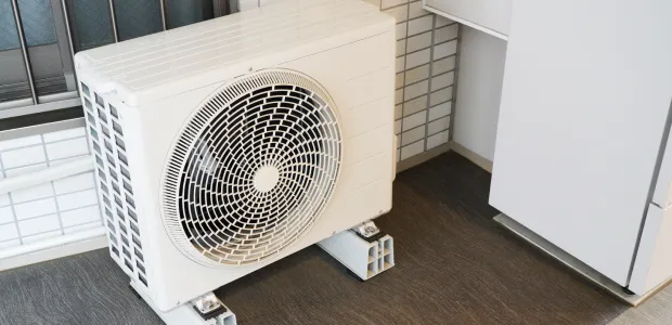 エアコンが冷えない原因はガス不足？ガスチャージの費用相場や修理・買い替えの判断ポイントまで