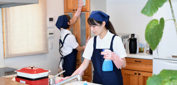 キッチン掃除は業者に頼むべき？費用相場と作業内容、自分で掃除するコツまでわかりやすく解説