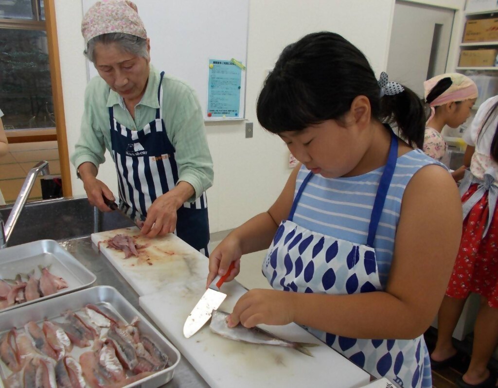 親子で魚さばき体験