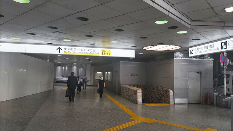 2、都庁方面地下通路に進む