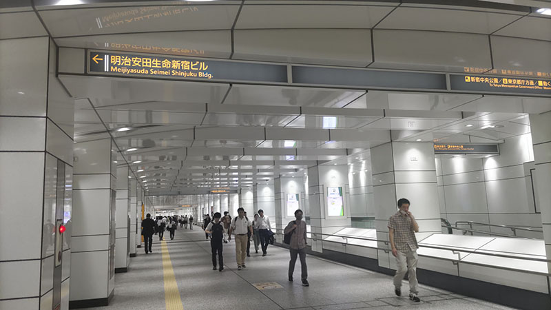 3、地下通路を直進40m(右手動く歩道は1つ目で降りる)