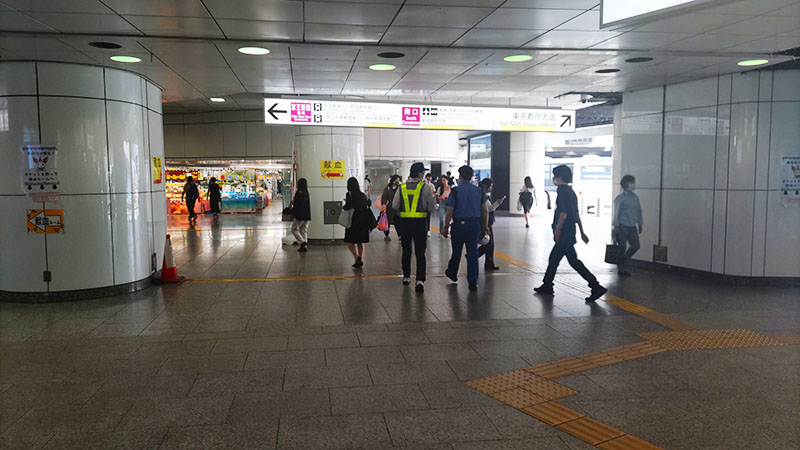 1、新宿西口広場を都庁方面に進む