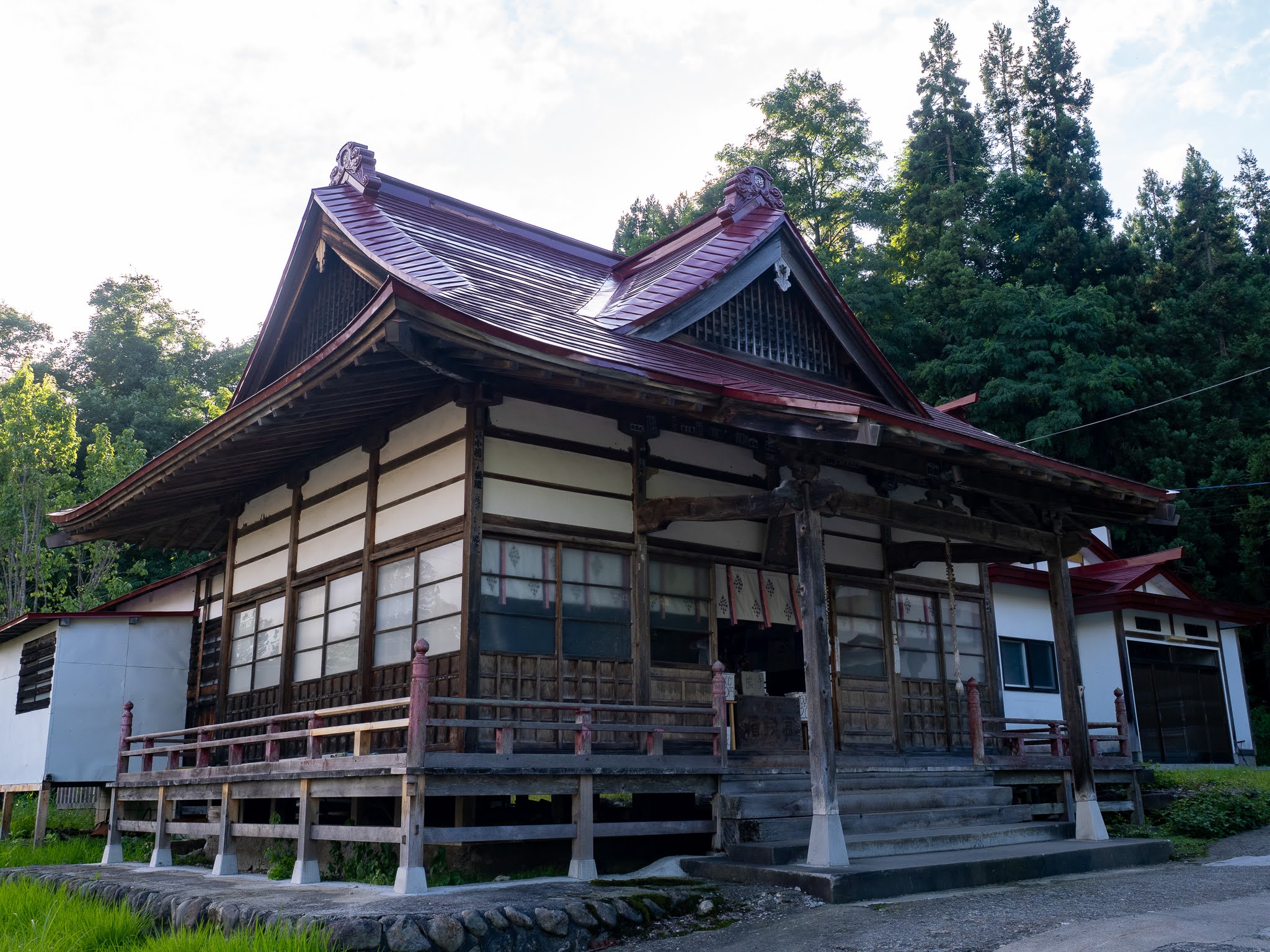 （二の鳥居をくぐってすぐ左手にある奥富士出雲神社。参道にはこうした社や石碑が点在しています） 
