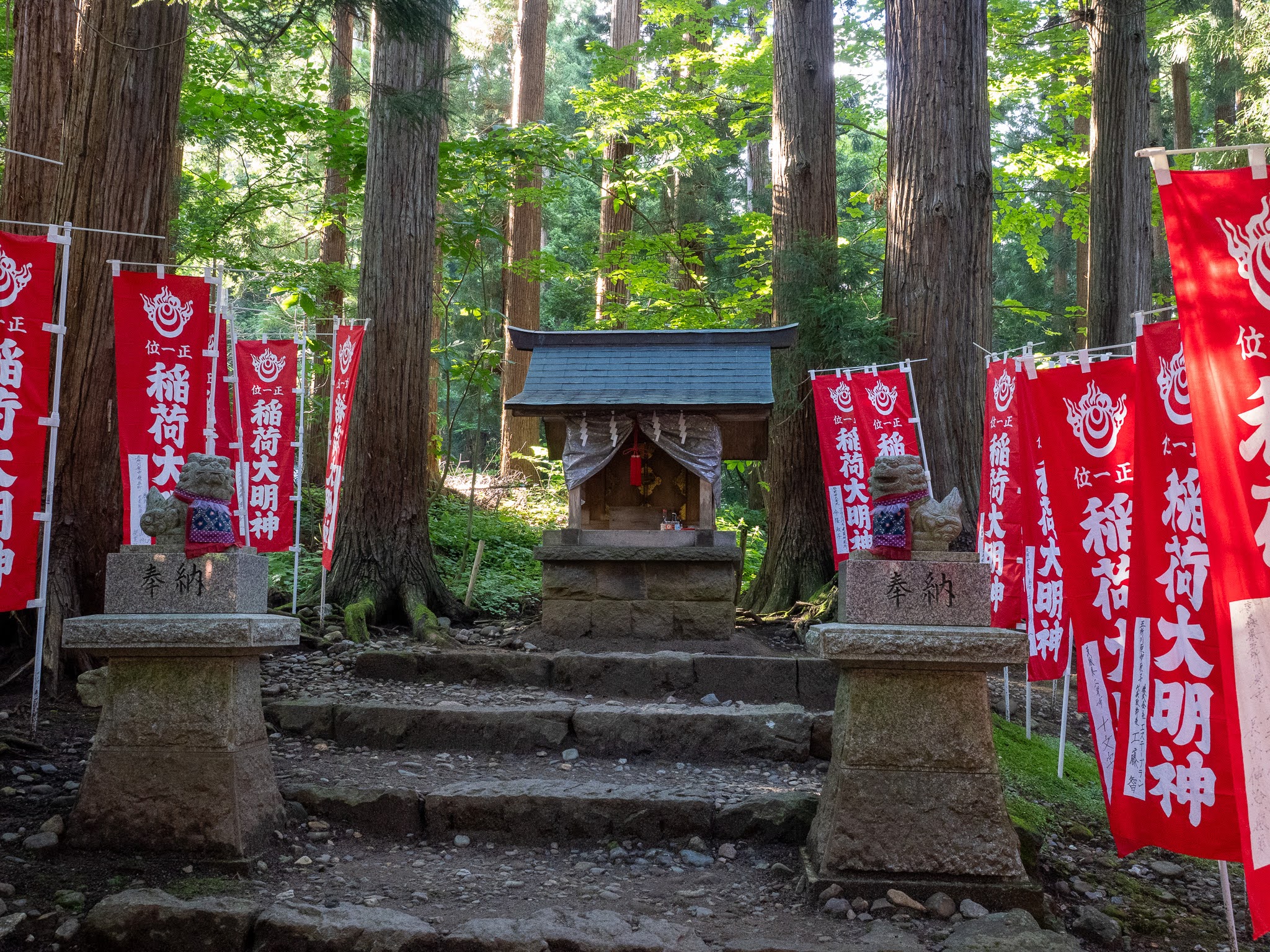 （稲荷大明神。2026年8月撮影） 