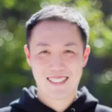 張本　貴雄氏の写真