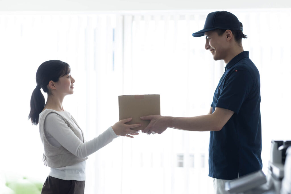 荷物を渡す委託ドライバー