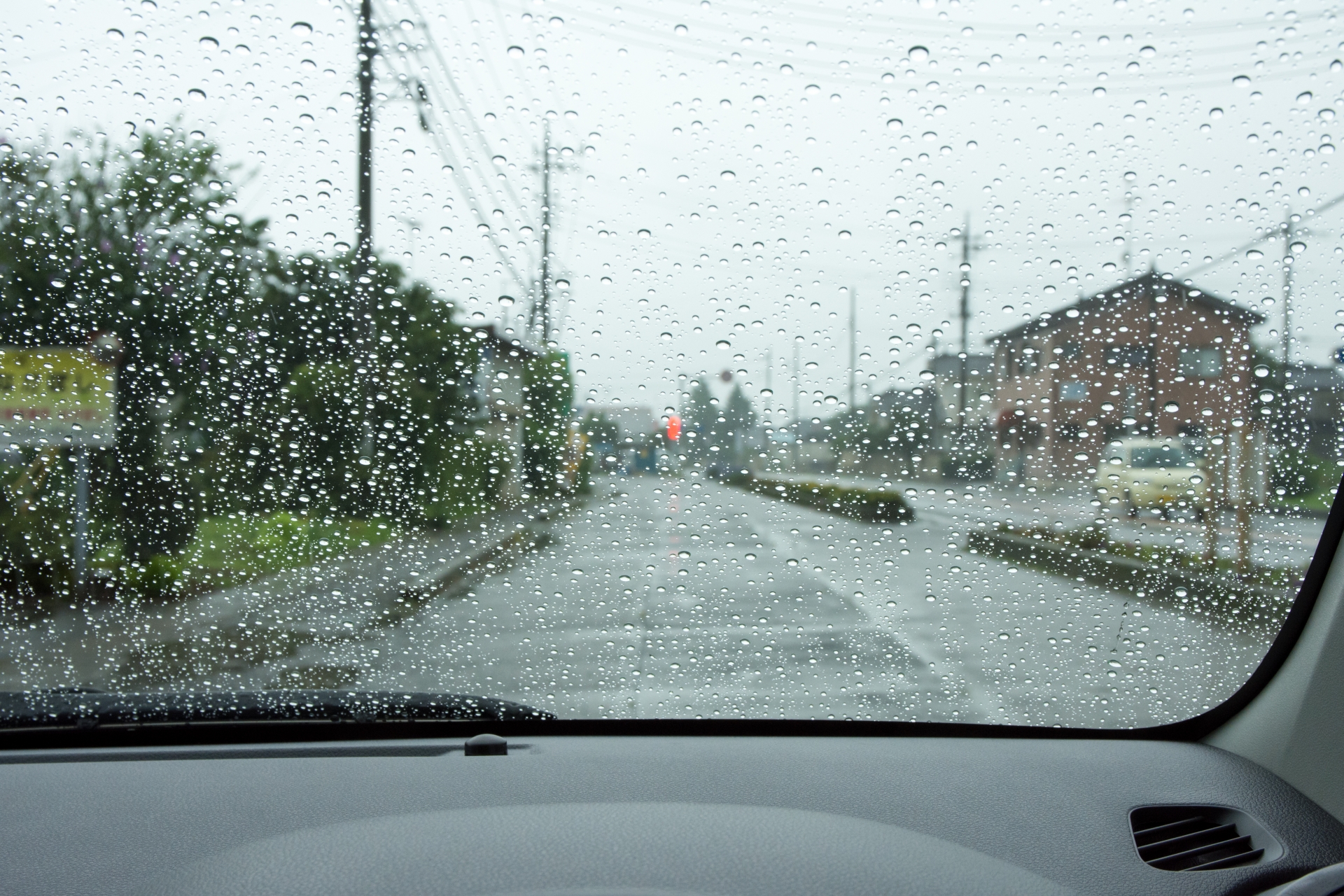 雨の日の配達マニュアル。軽貨物ドライバーが持っておくべき雨具や服装を紹介