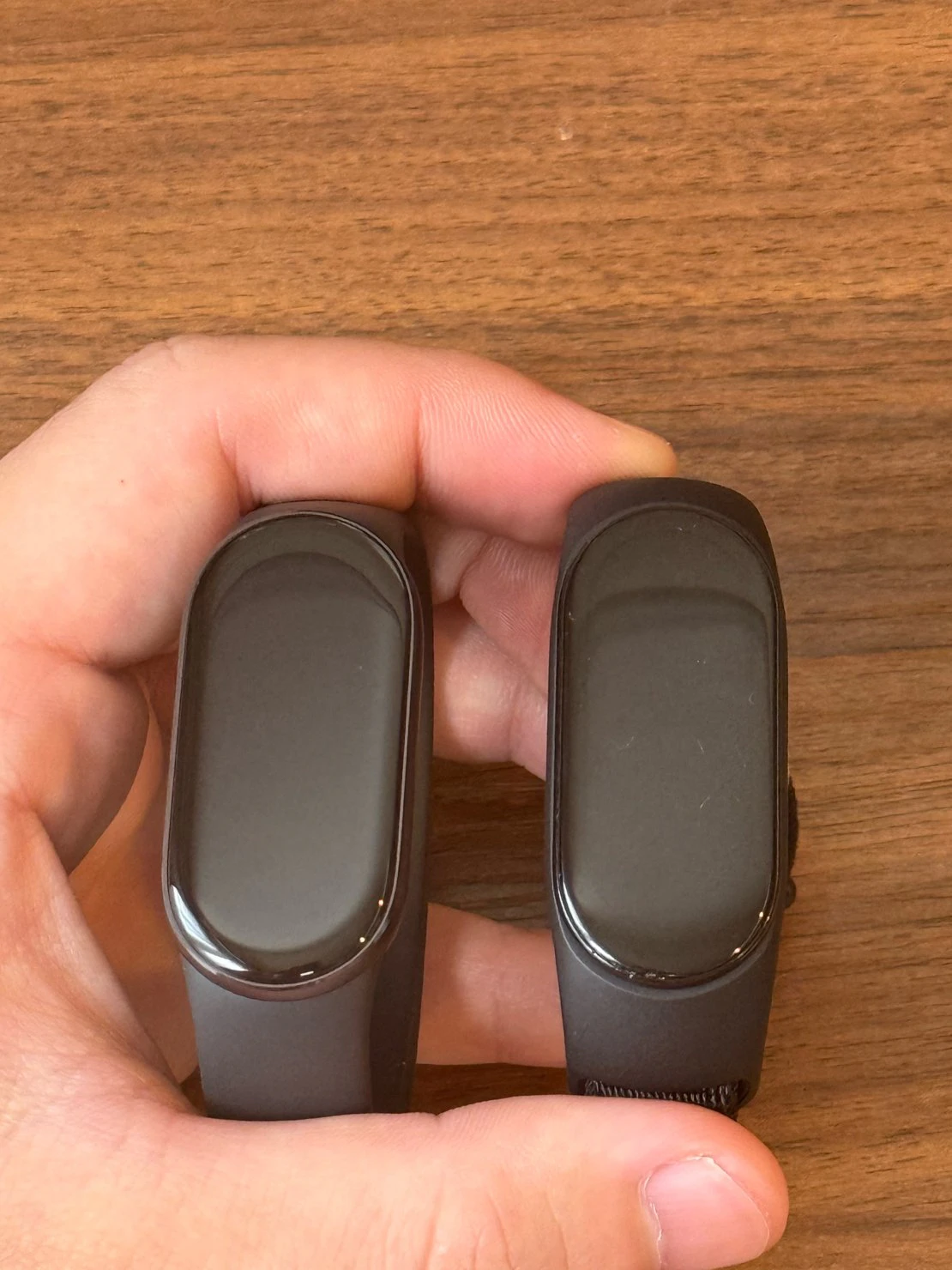 左が Smart Band 10、右が Smart Band 7。正面から並べた写真