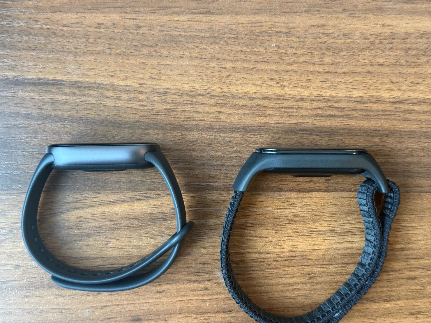 左が Smart Band 10（シリコンバンド）、右が Smart Band 7（布のバンド）。横から並べた写真