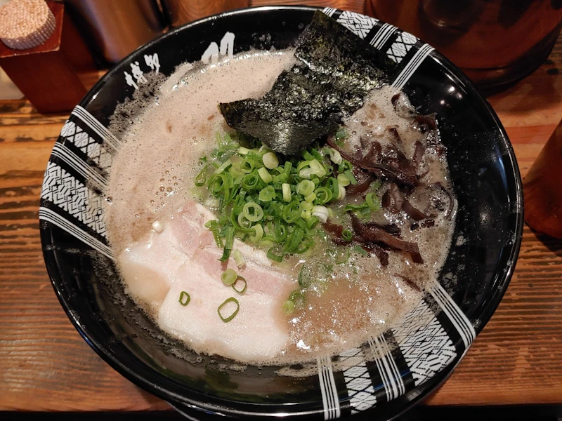 【2025年版】ここだけは押さえたい!博多で人気のラーメン店10選 - サムネイル
