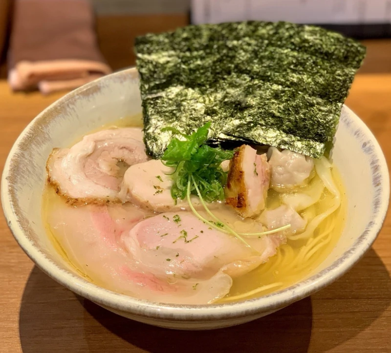 【2025年版】ここだけは外せない!池袋駅周辺にある人気ラーメン店10選 - サムネイル