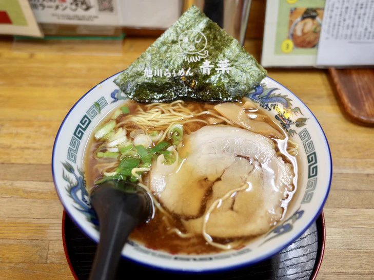 【2025年版】アツアツ濃厚な一杯を堪能|旭川の定番ラーメン店10選 - サムネイル
