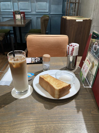 ゆで卵付きトーストとカフェラテ