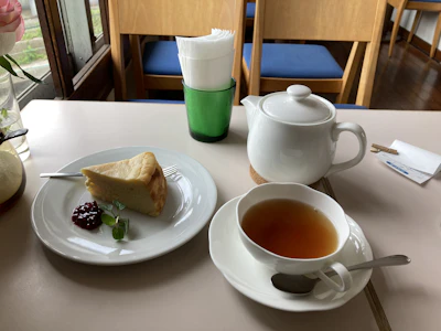 注文したチーズケーキと紅茶のセット