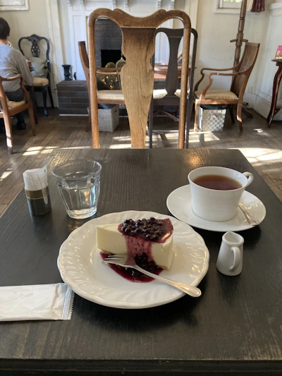 注文したチーズケーキと紅茶
