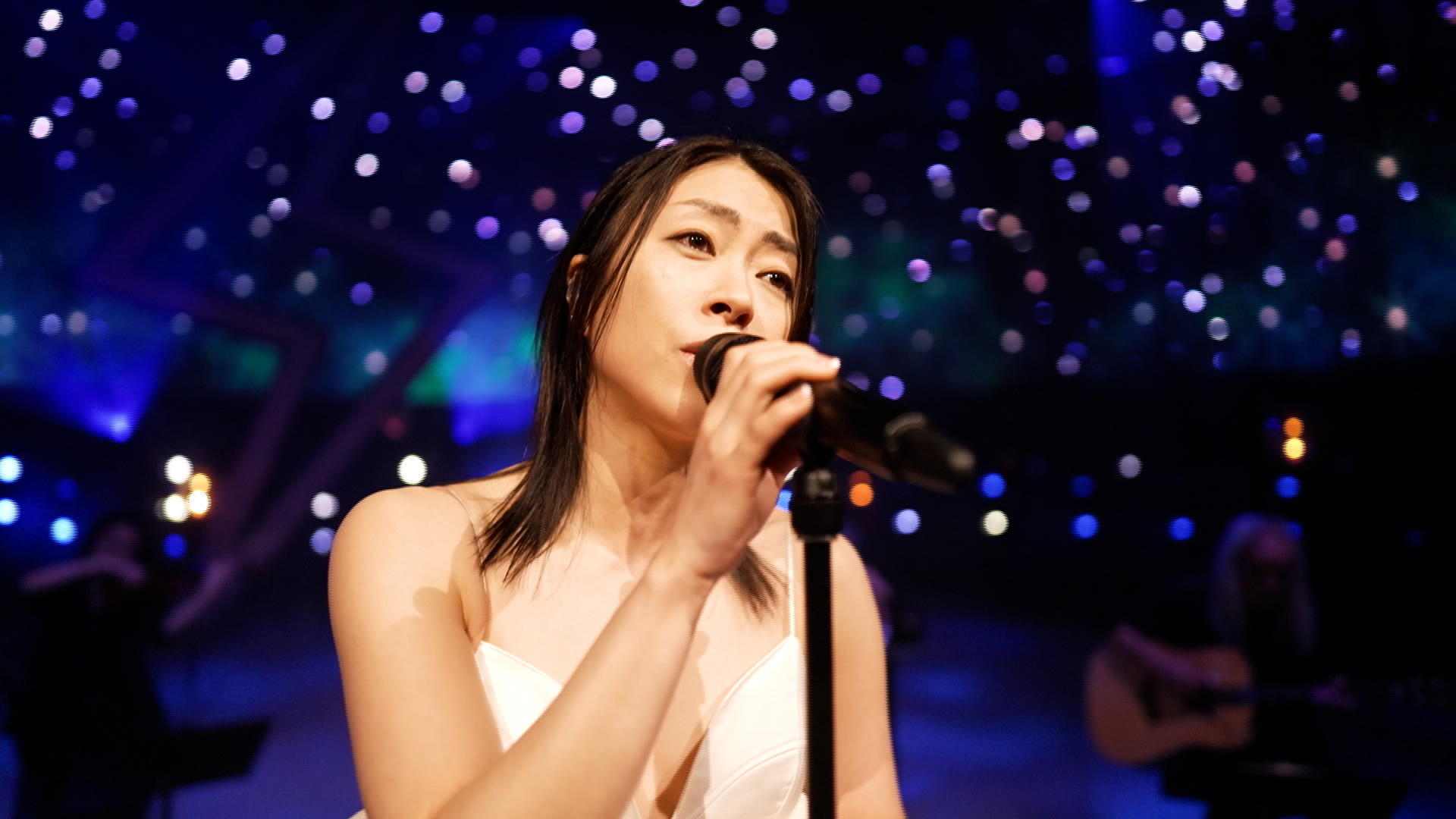 【宇多田ヒカル本人がLIVEで使用したドリンク用テーブル】ガラスサイドテーブル 宇多田ヒカル 「Flavor Of Life-Ballad Version」 CDTVライブライブで