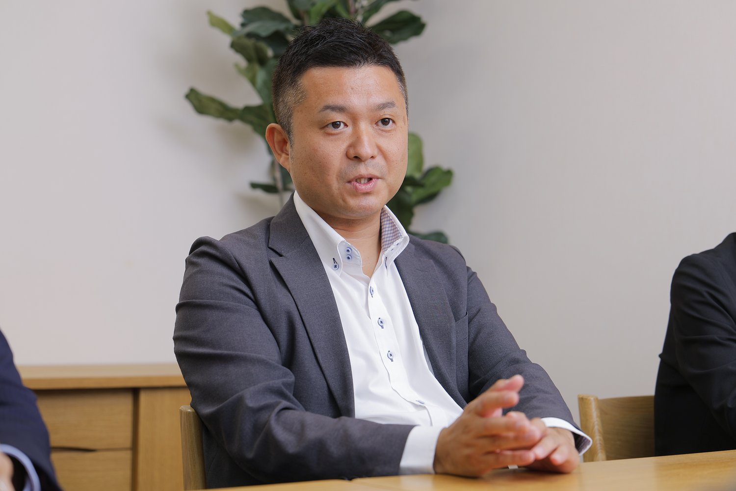 まず店長が動く——動画で機能を学び、若手全員に共有