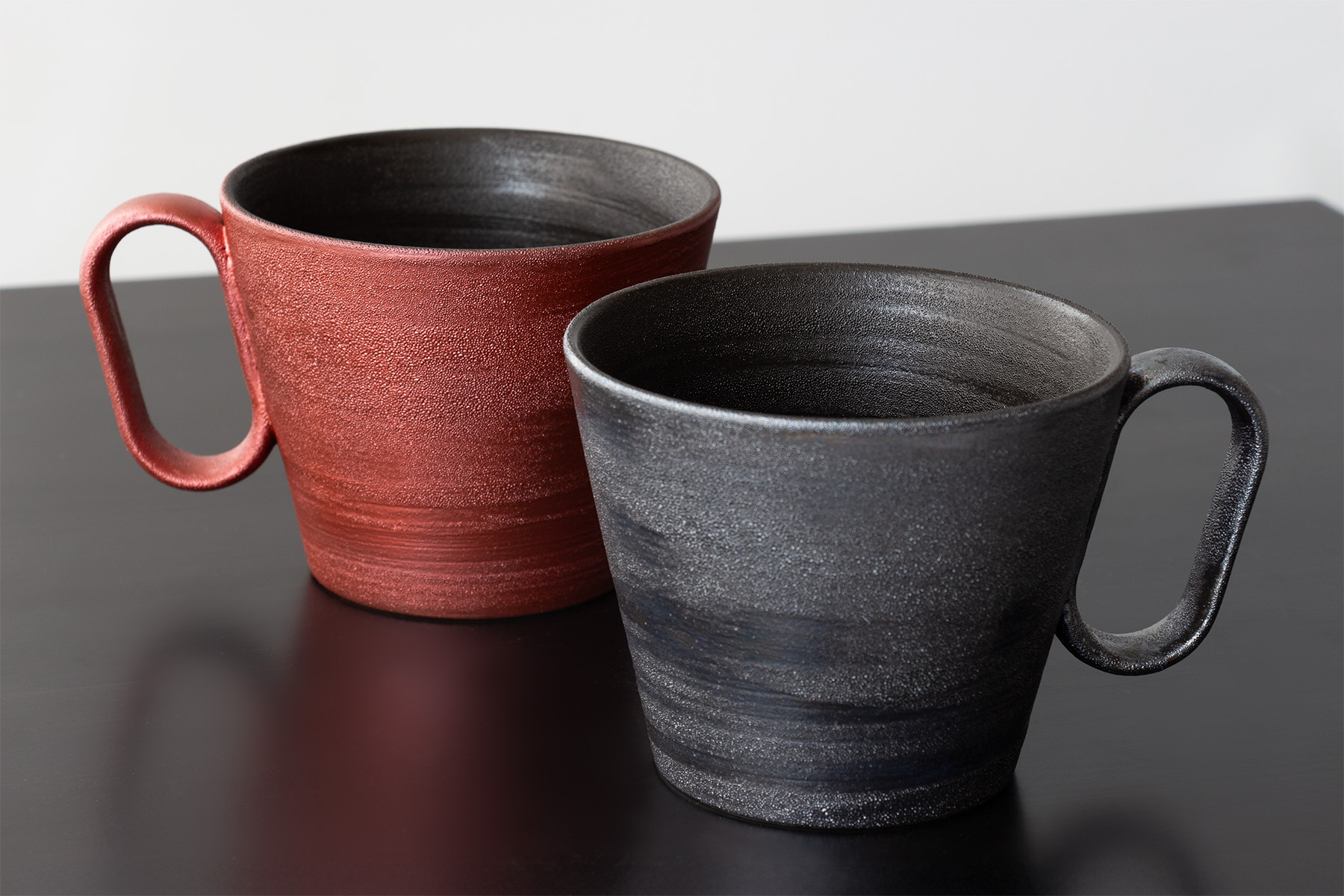 生涯を添い遂げるマグ 有田焼 伝作窯 刷毛目」が12月10日発売開始<br