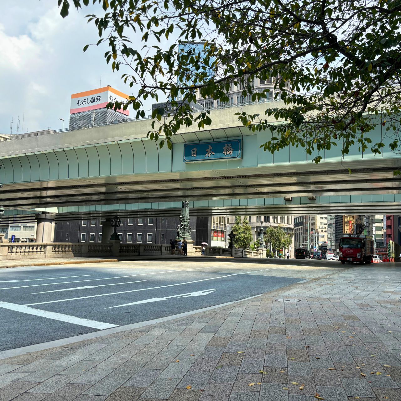 日本の中心に立って、空を見上げてみよう!