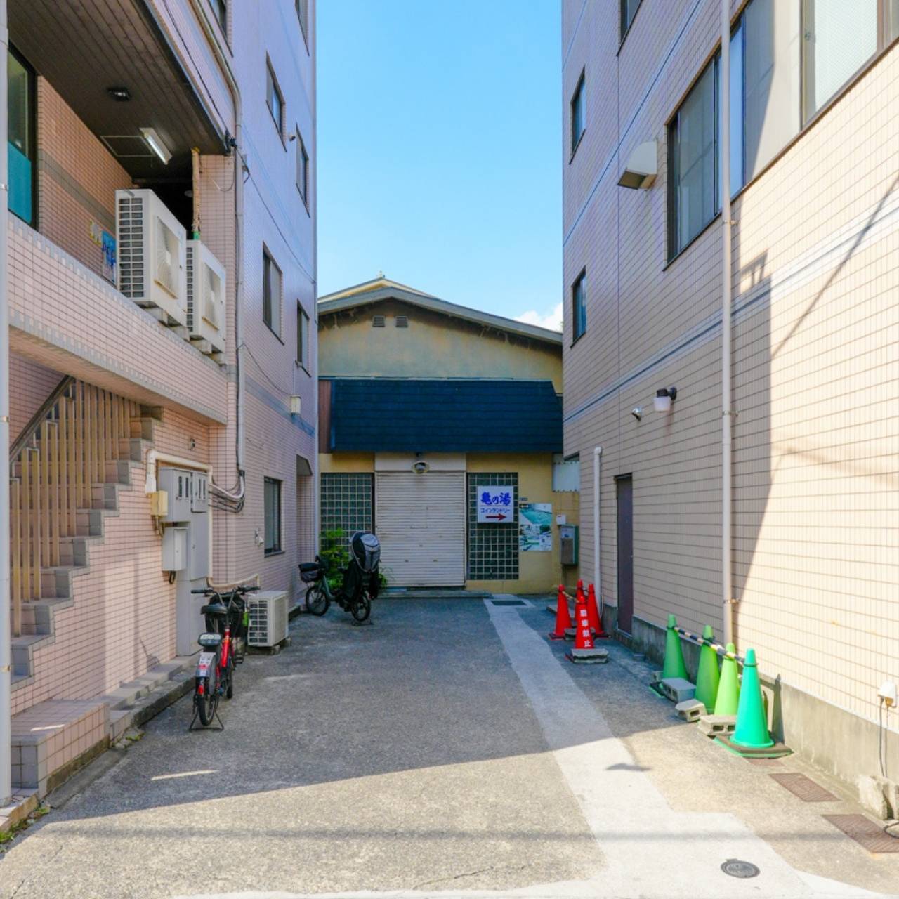 高い天井とちいさな日本庭園、広々空間で感じる和の風情