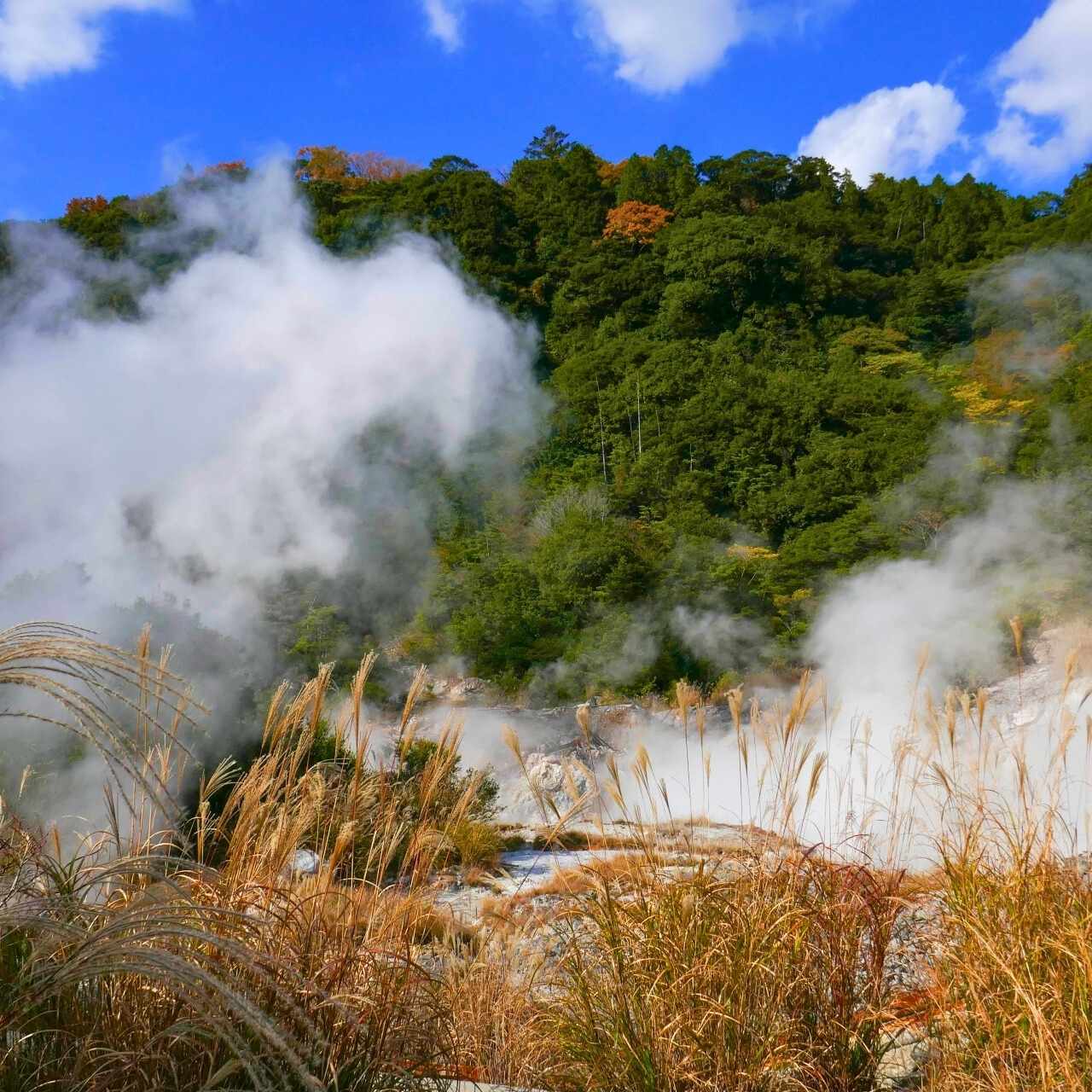 山と湯けむりの温泉郷
