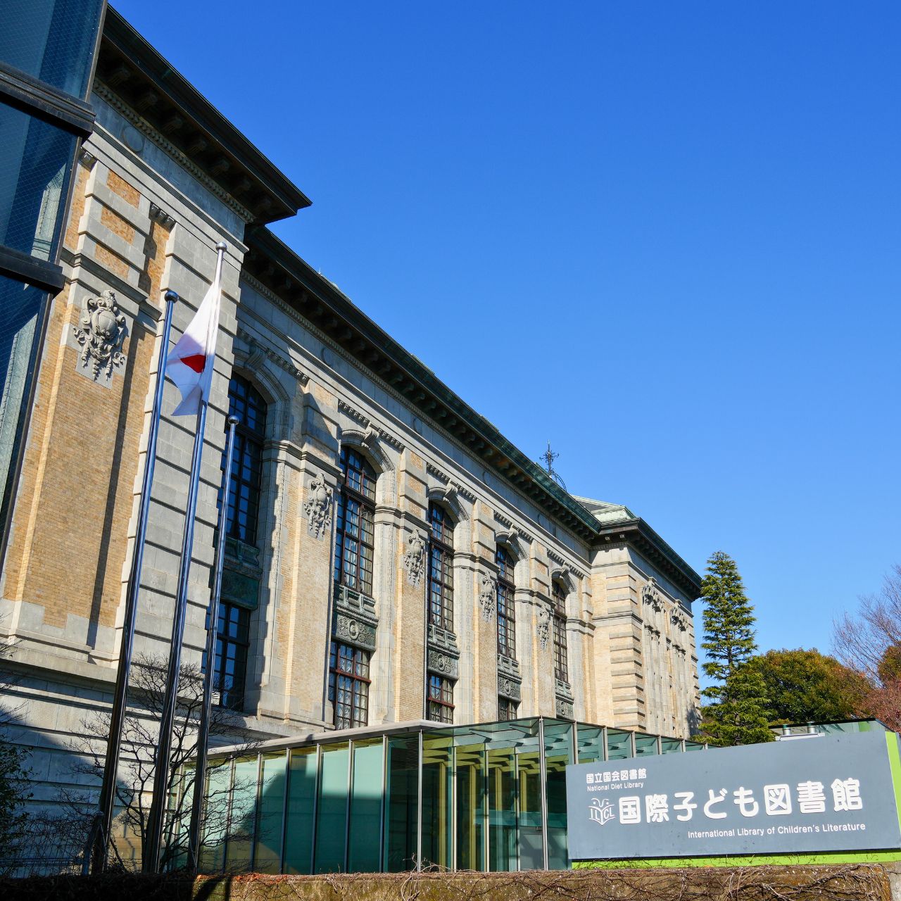 レンガ棟3階張り出し窓にあるのは、石のレリーフ彫刻と女神の銅像のどっち?
