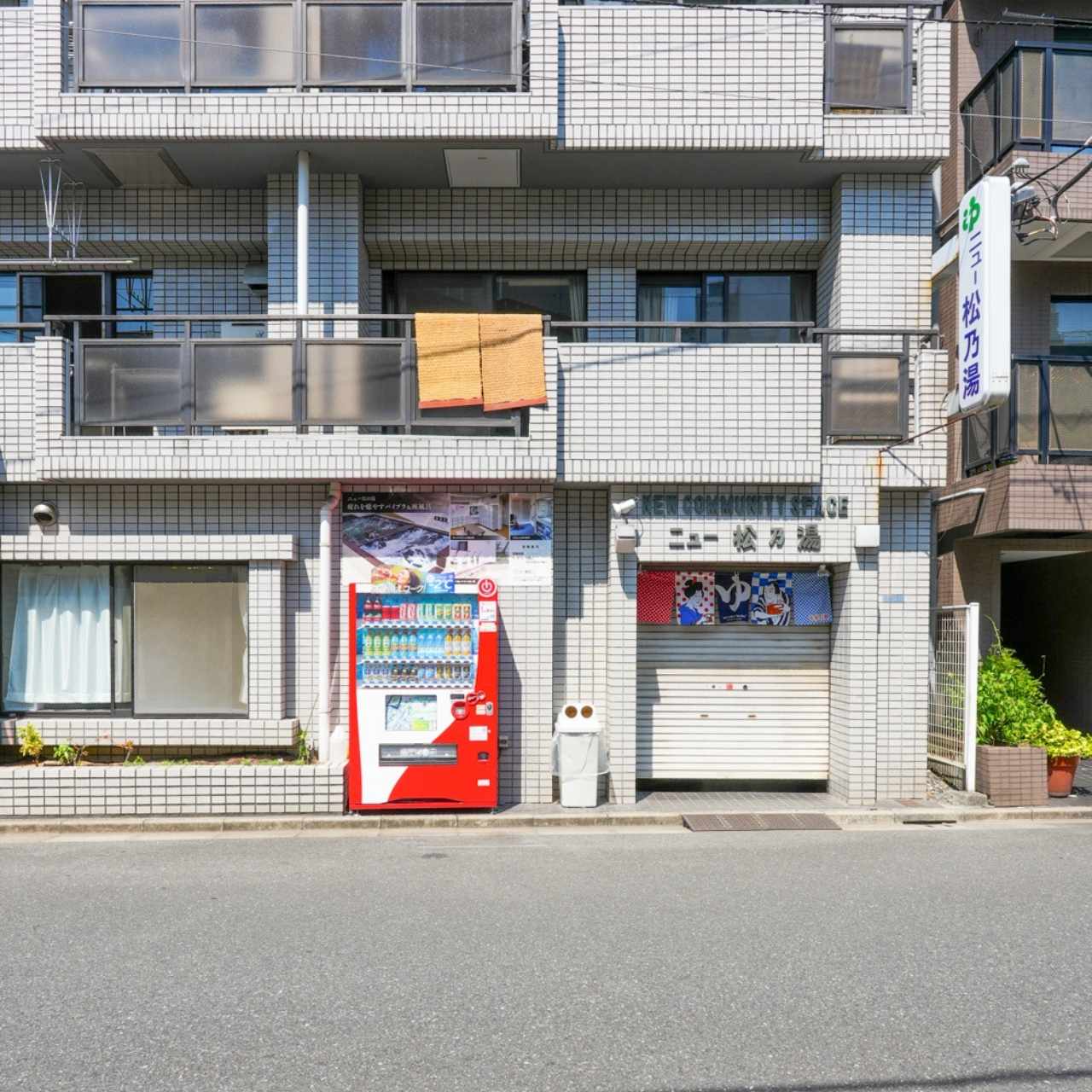 湯に浸かりながら、ヤシの木とダイアモンドヘッドを眺める銭湯タイム