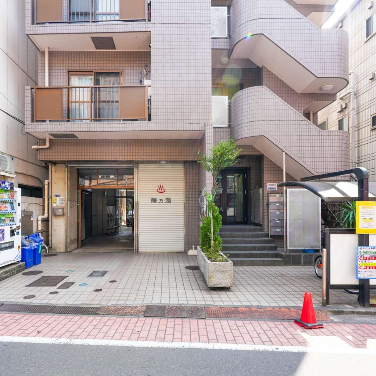 泡と電気の刺激が絶妙、商店街の銭湯