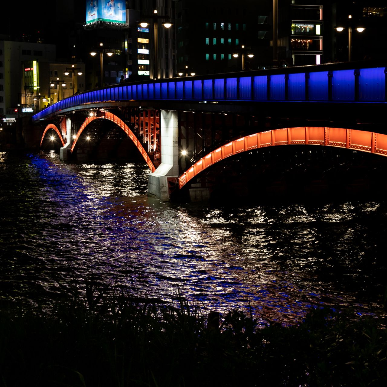 夜の川面に映る吾妻橋を写真に収めよう!