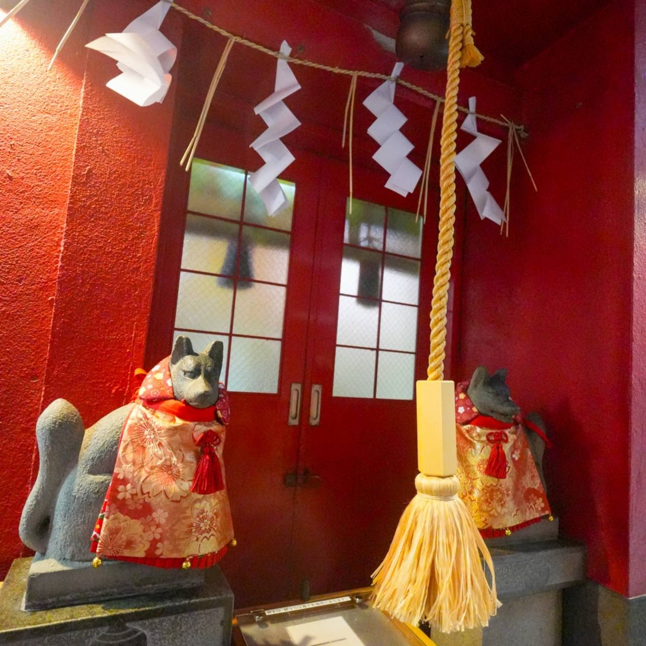 豊岩稲荷神社のキツネさんにお揚げをお供えしよう！