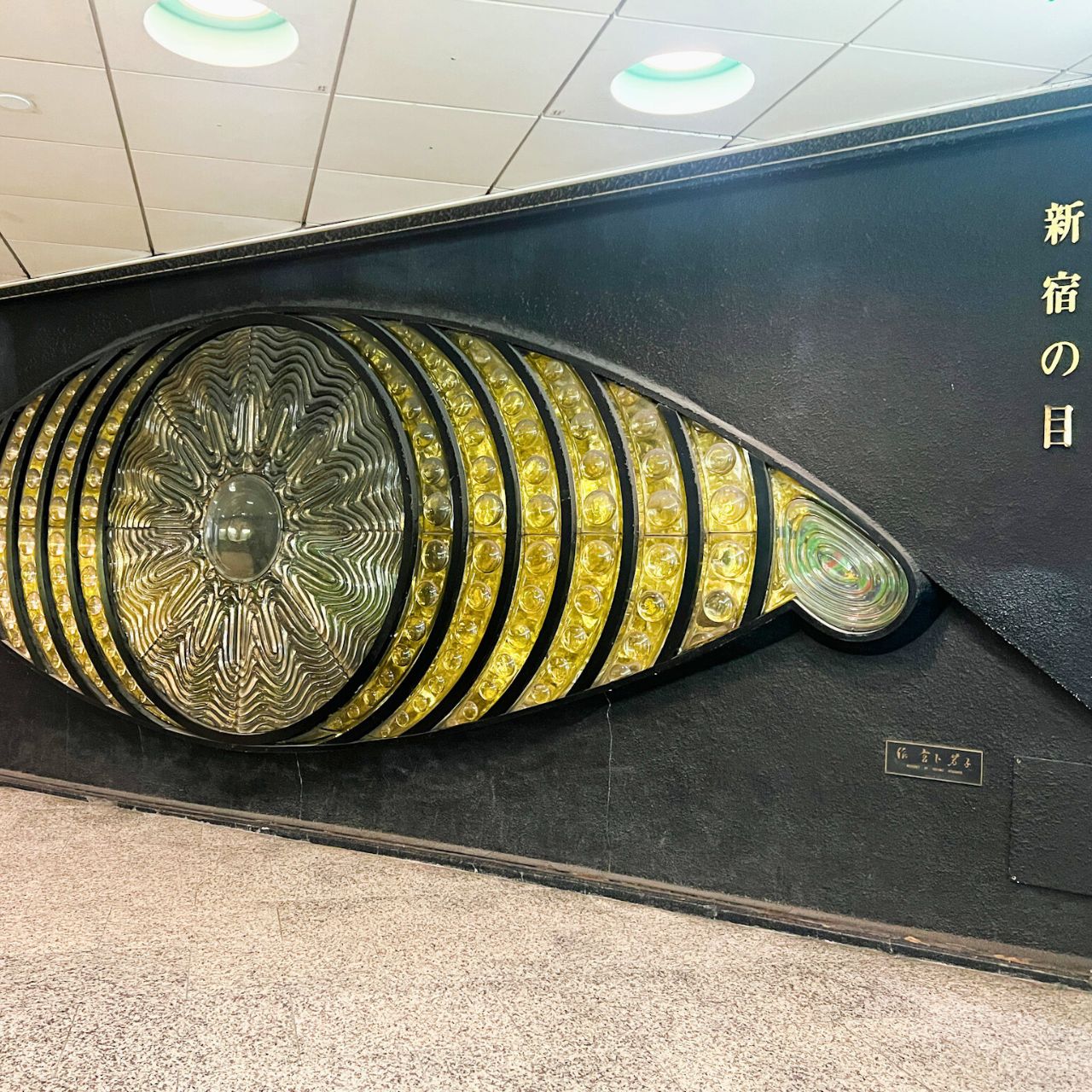 新宿駅のパブリックアート「新宿の目」の前で写真撮影をしよう!