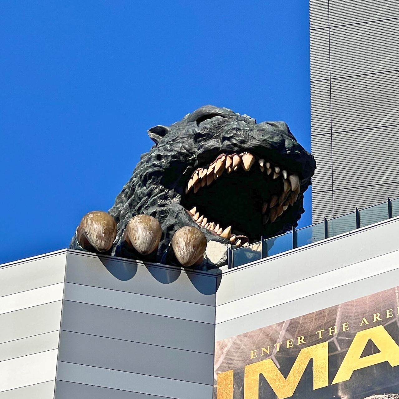 歌舞伎町のゴジラヘッドは東西南北どちらに向いてる?