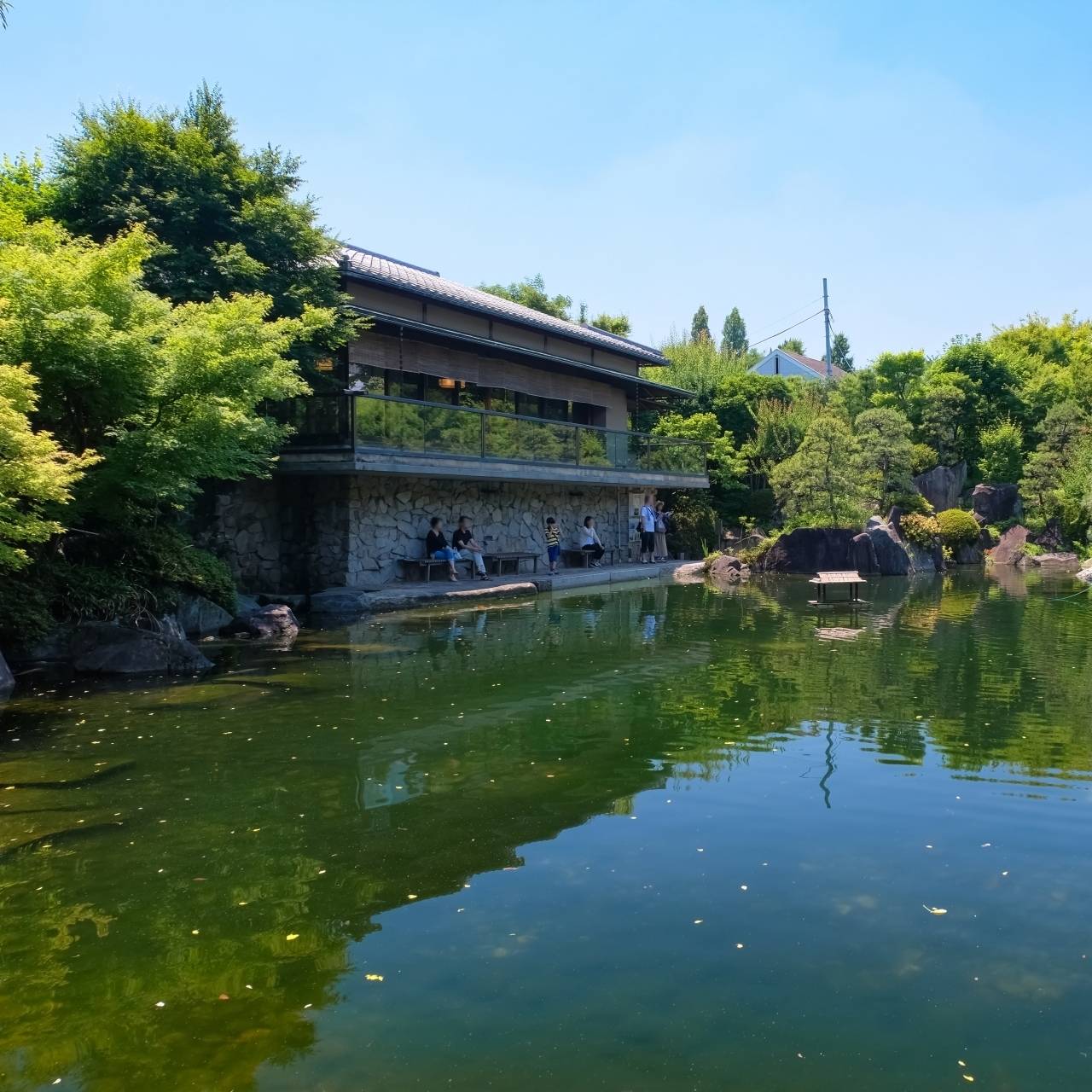 池泉回遊式庭園と数奇屋造りの茶屋