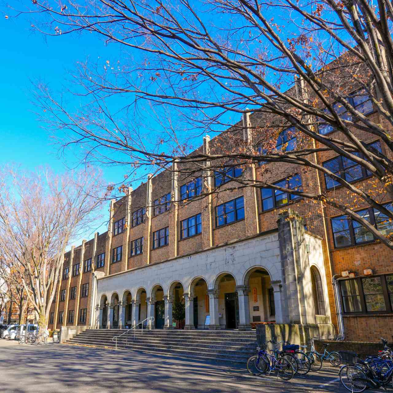 静かに時を刻む学びの宮殿
