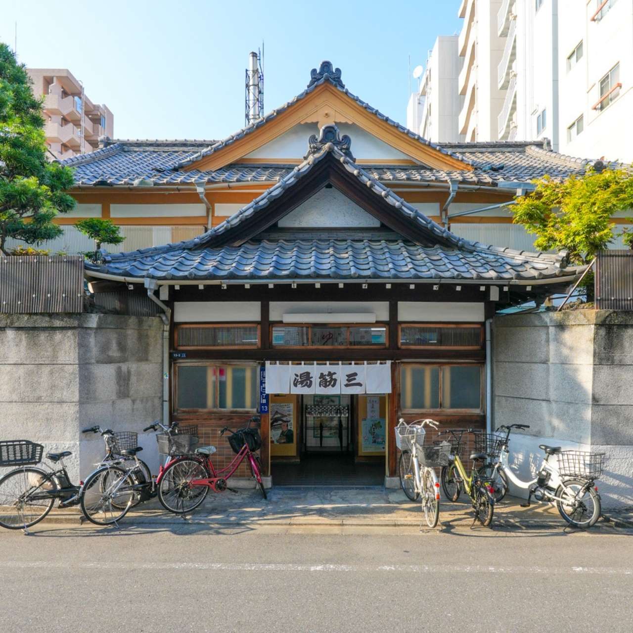 屋根を見上げて、湯に浸かる。