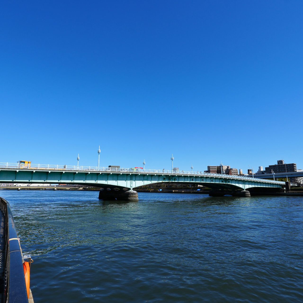 浅草からの道草に、言問橋に彫られたお花を探してみよう!