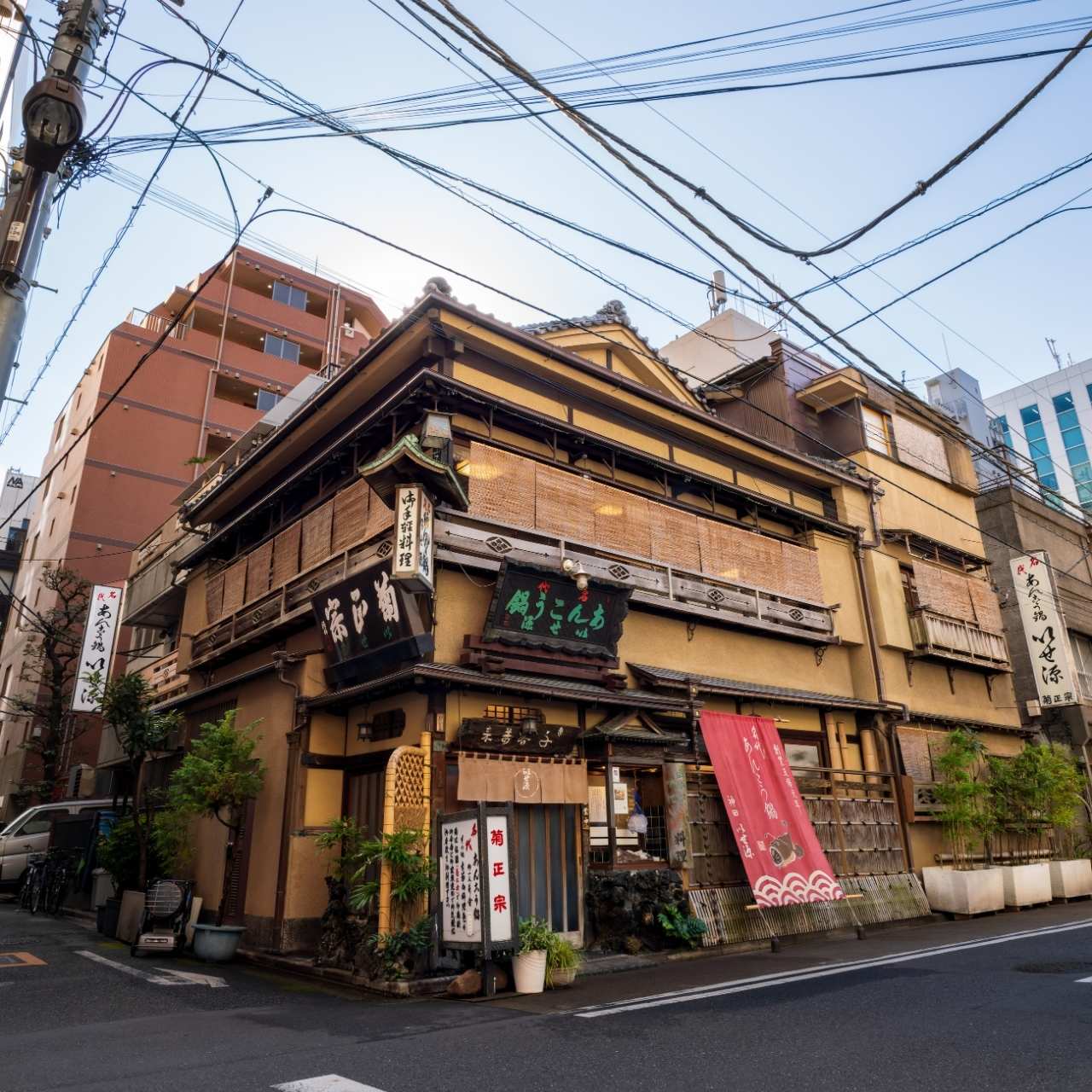 受け継がれる神田須田町の灯。いせ源の軒行燈をカメラに収めよう