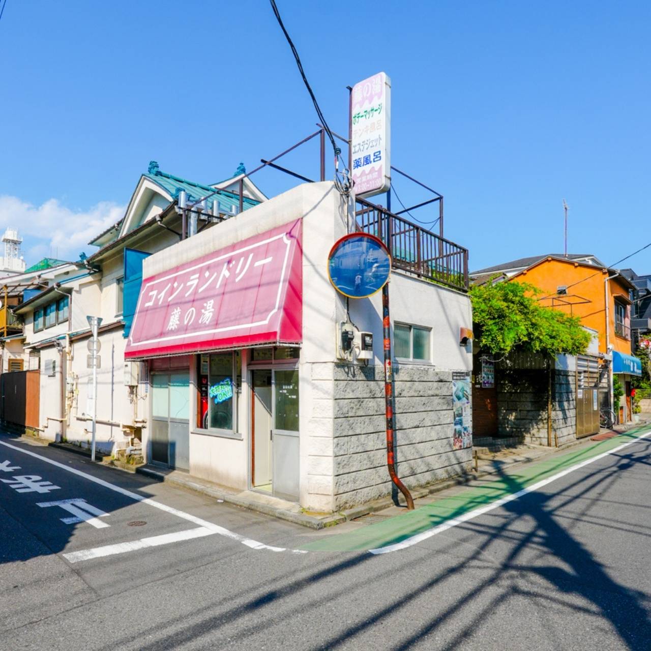 藤の花が出迎える、あたたかく続く地元の湯屋