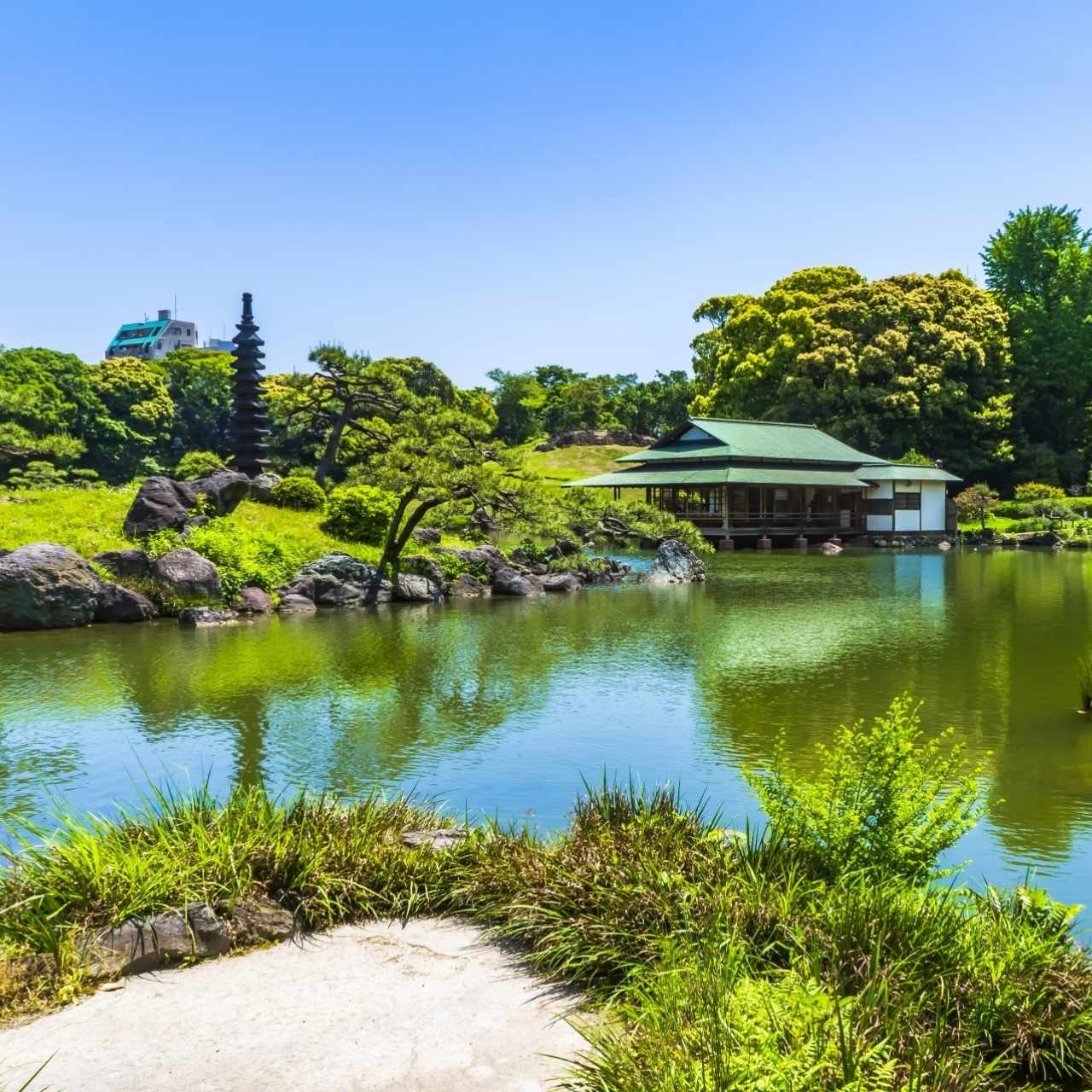泉水と名石、そして緑と野鳥