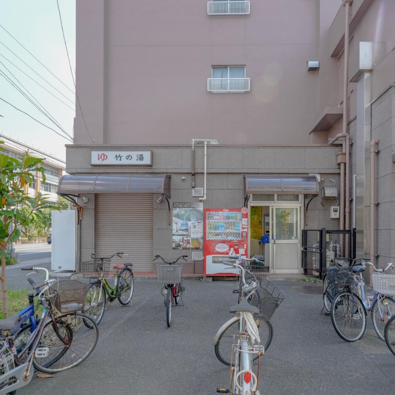 森下の街角で出会う、ペンキ絵が彩る昭和レトロ空間