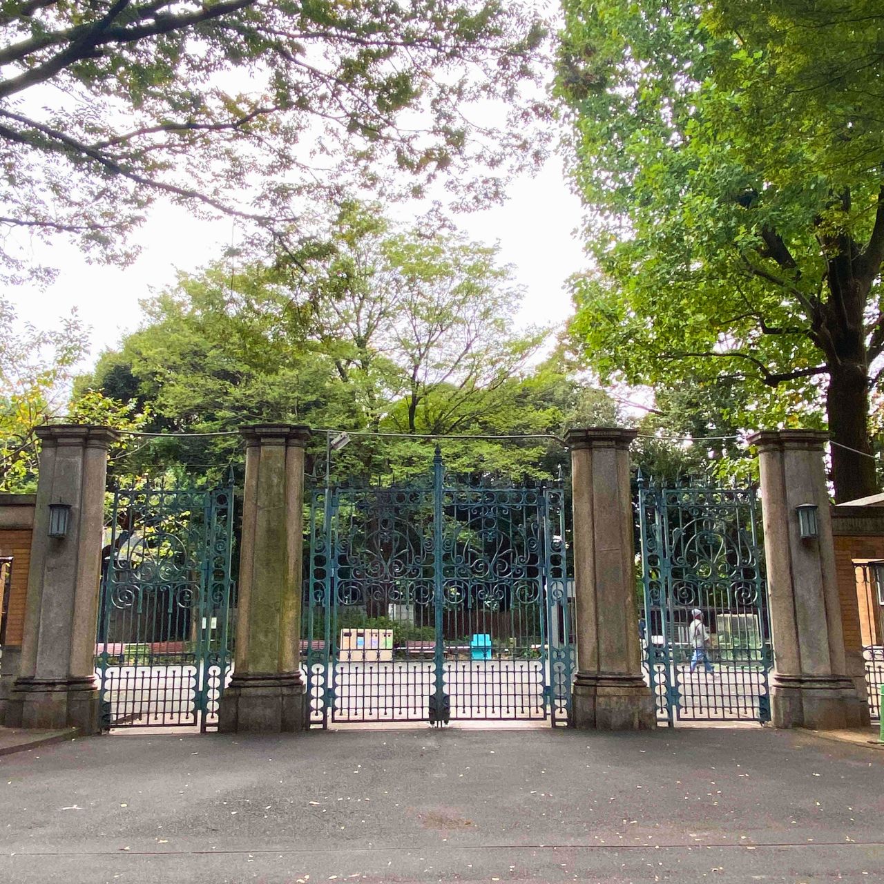 上野恩賜公園 旧正門の前で記念撮影してきて!