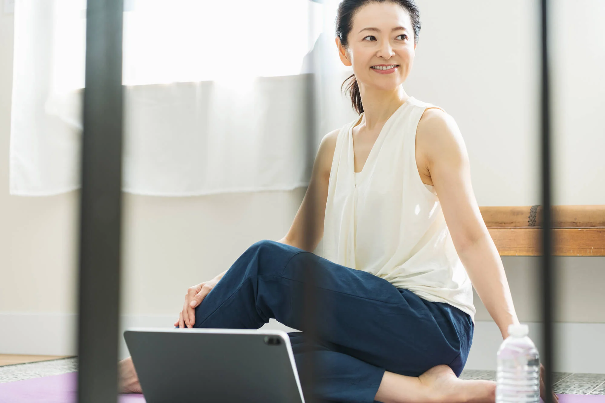 上半身をひねってストレッチする女性