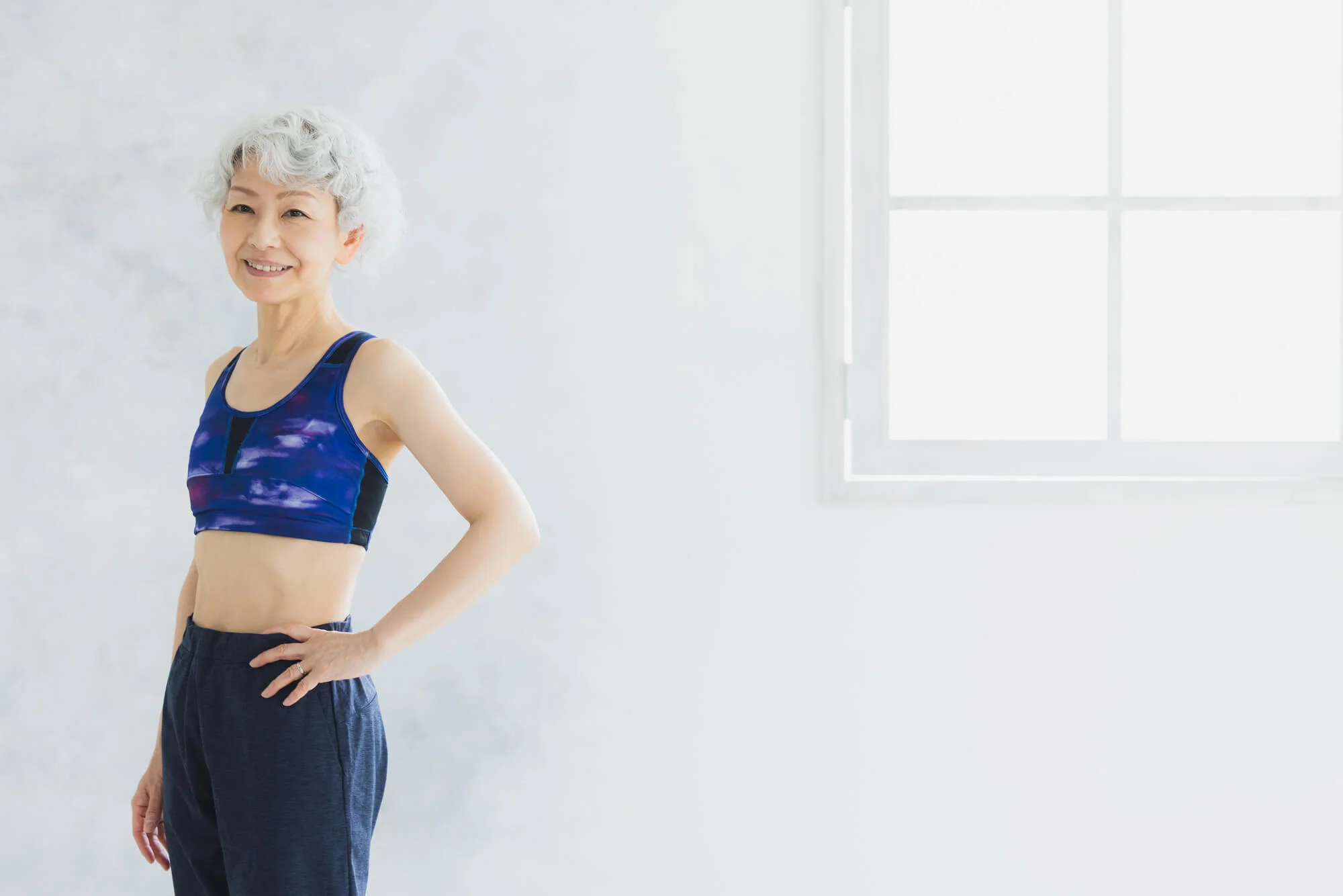 スポーツウェアを着用したグレイヘアの女性