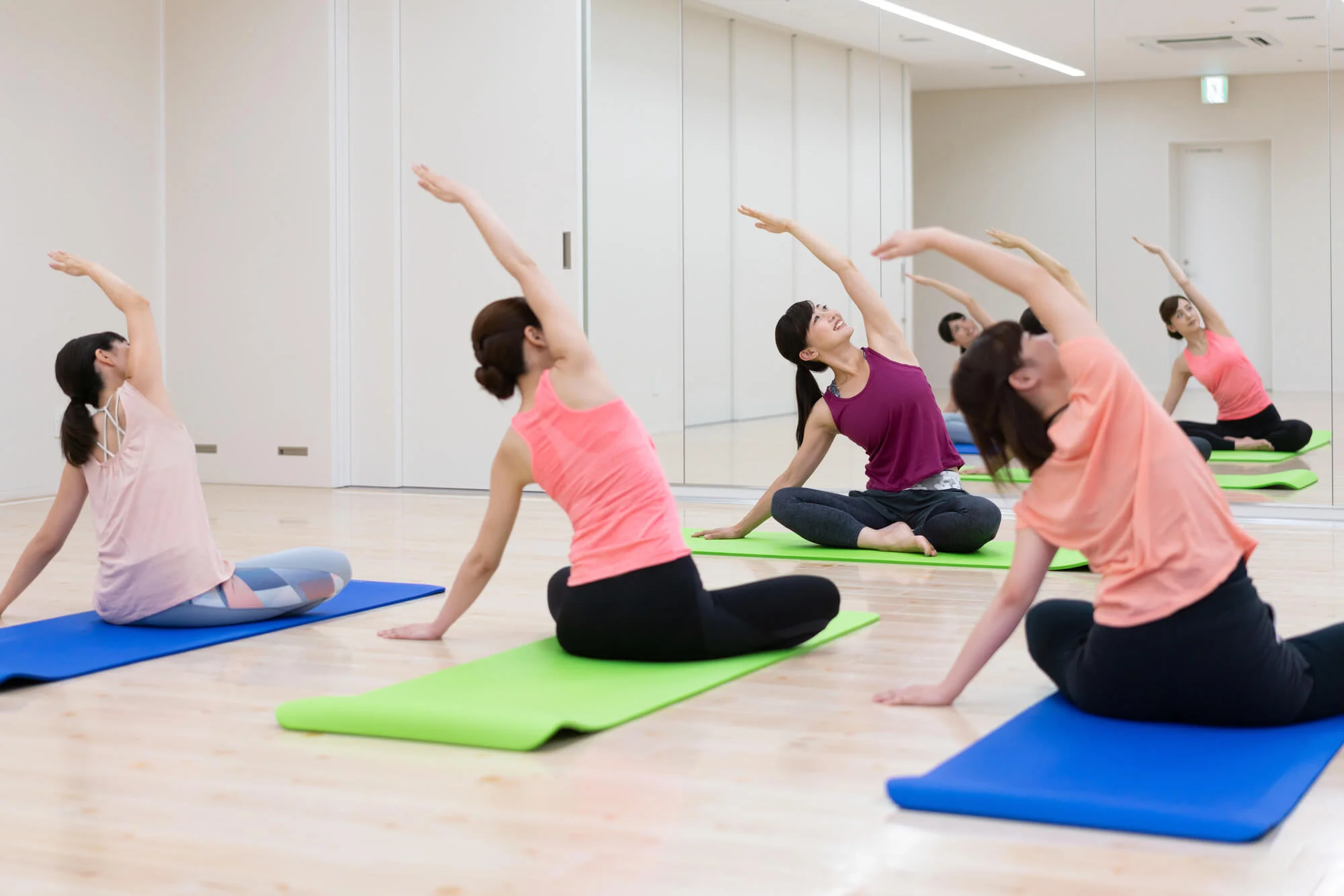 ヨガのレッスンを楽しむエデュケーターと3名の参加者