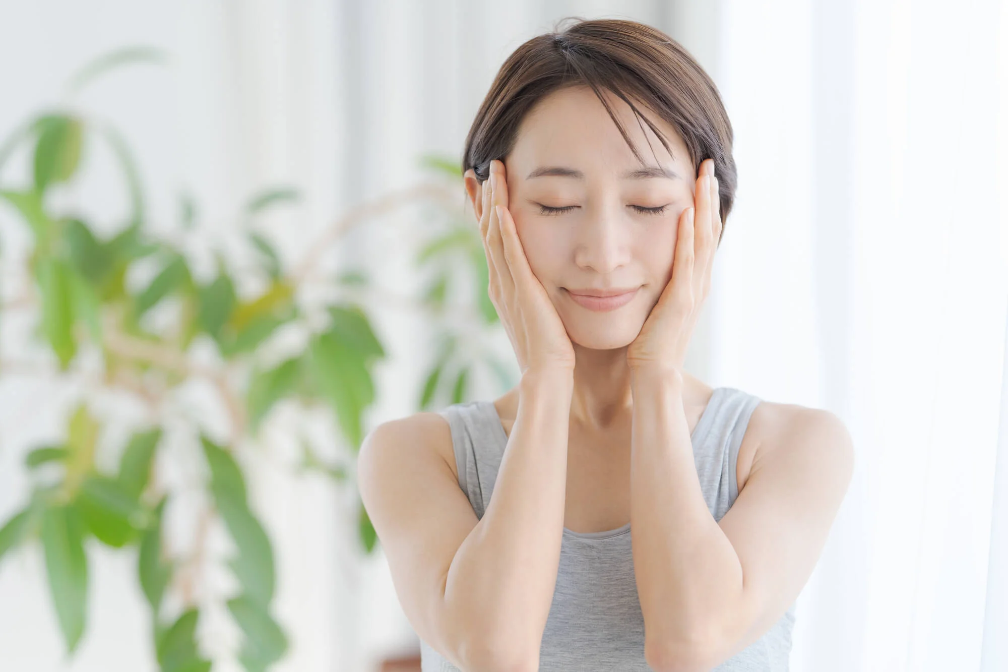 手のひらで顔を包み込む女性