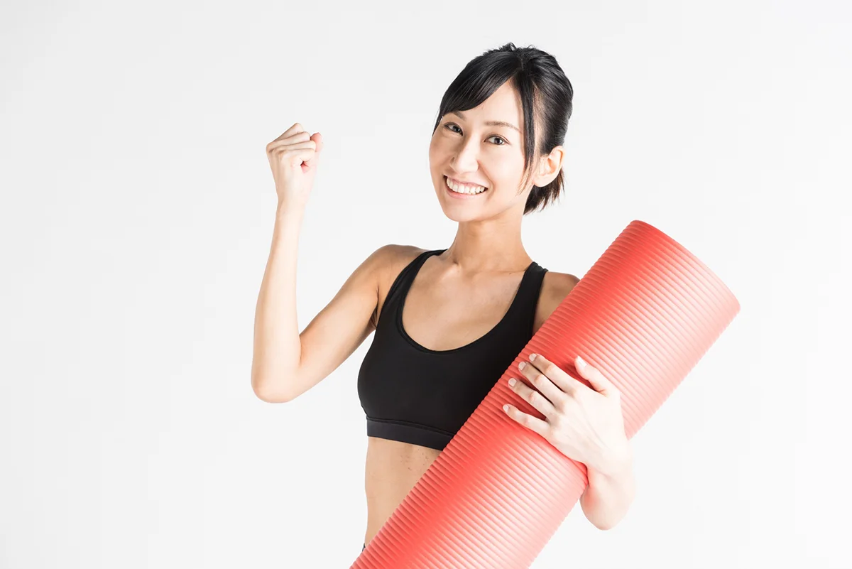 ヨガとプールで泳ぐのではどちらが健康に効果がある?