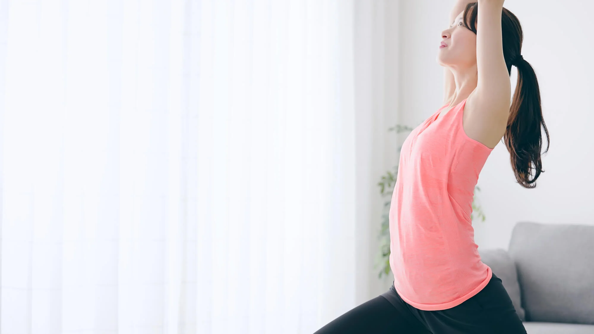 屋内で運動をする女性
