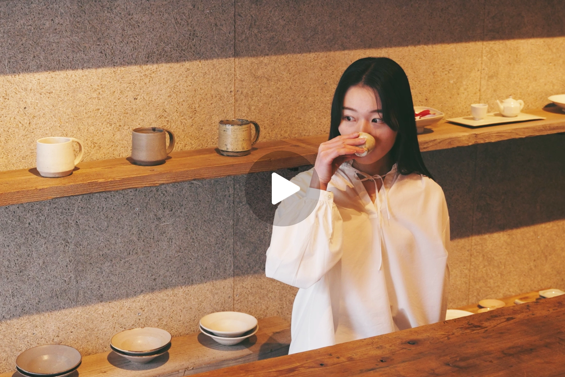 奈良のお茶と陶芸作家の器が並ぶ、隠れ家のようなお店「巳鹿」を訪ねて